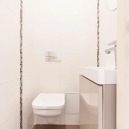 Large Terrace 1 Bdr Near Garibaldi Square דירה ניס