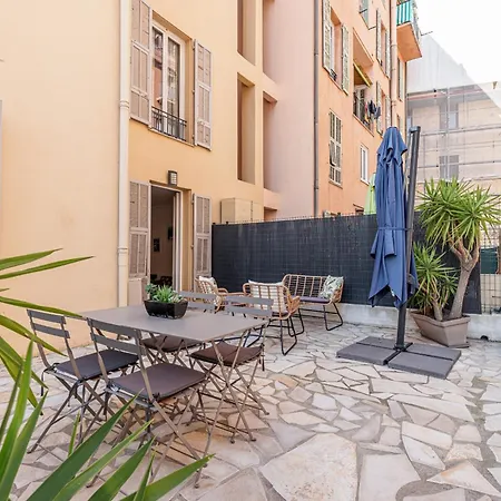 Large Terrace 1 Bdr Near Garibaldi Square דירה