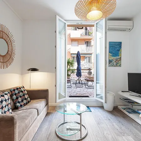 Large Terrace 1 Bdr Near Garibaldi Square דירה *