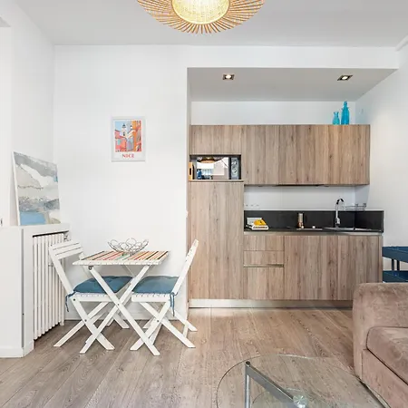 Large Terrace 1 Bdr Near Garibaldi Square *