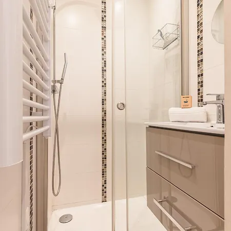 Апартаменты Large Terrace 1 Bdr Near Garibaldi Square *